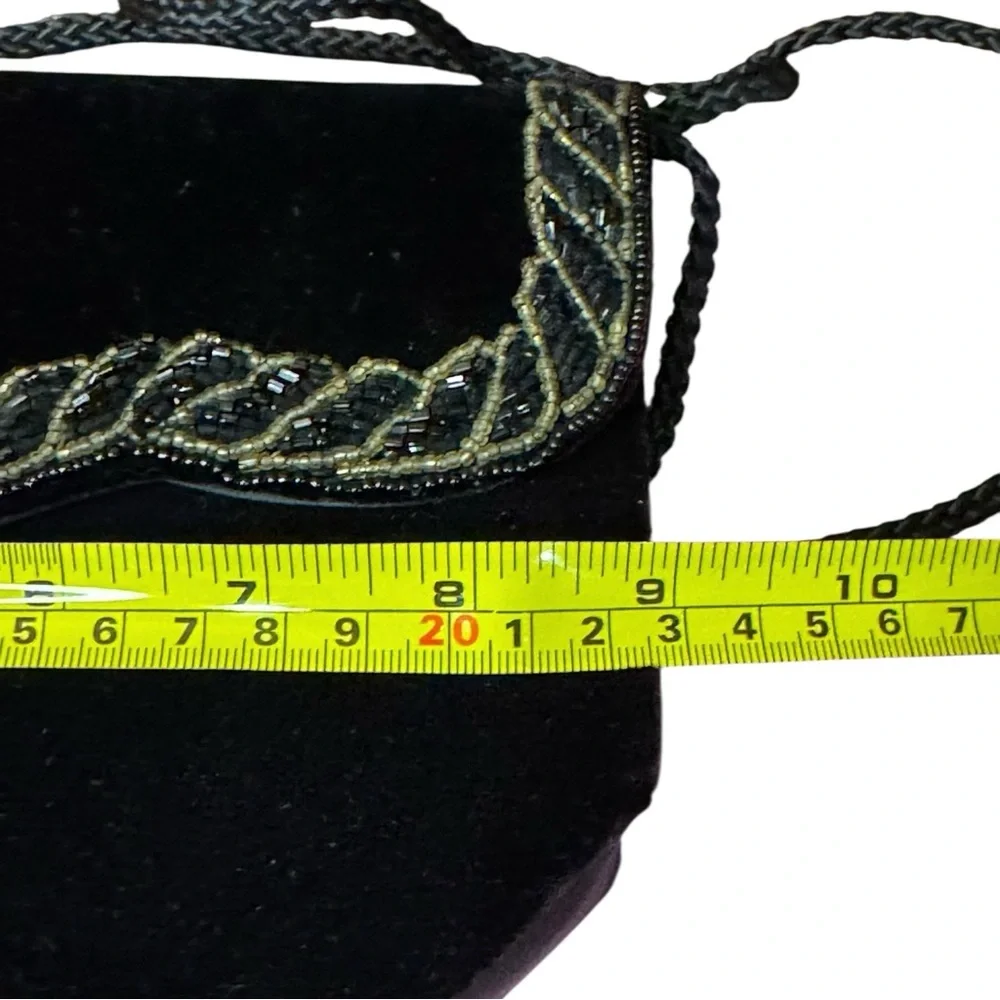 Clutch Elegant Black Velvet w/ Gold Details. Can be‎ used with or without strap